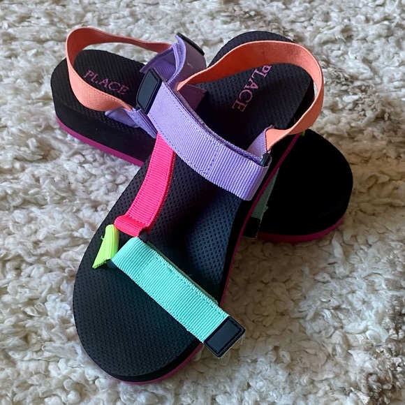 Like NEW! Youth Elasticized Sandals - Picture 2 of 4